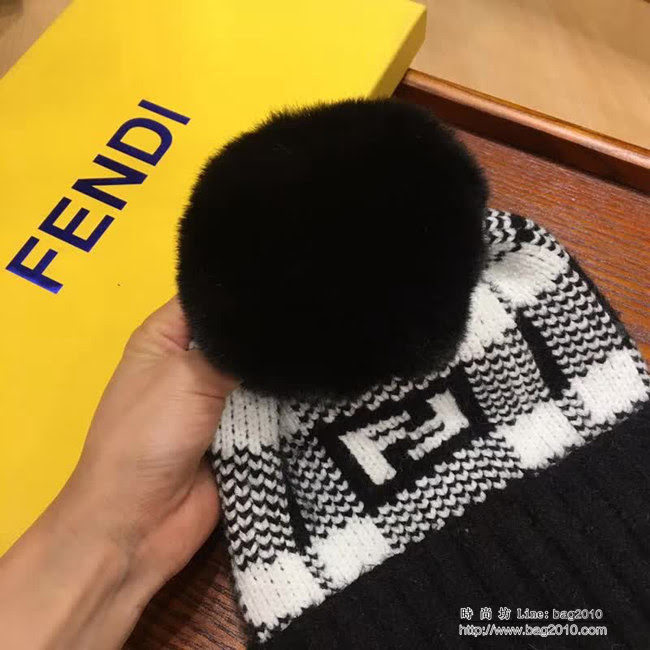FENDI芬迪 爆款 羊絨混紡配大毛球原單針織帽 LLWJ8492